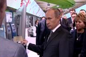 Президент РФ Владимир Путин у стенда ДНК-Технологии
